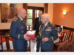 Oslava 93. narozenin brig. gen. v.v. Emila Bočka (pilot RAF) - s velitelem Vzdušných sil brig. gen. Liborem Štefánikem